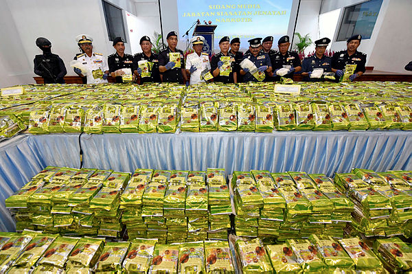 Federal Police Narcotics Criminal Investigation Department director Datuk Seri Mohmad Salleh and other senior officials show off the suspected 2.06 tonnes of seized syabu at a press conference at Seri Alam police headquarters, Johor Baru on March 22, 2019. — Bernama