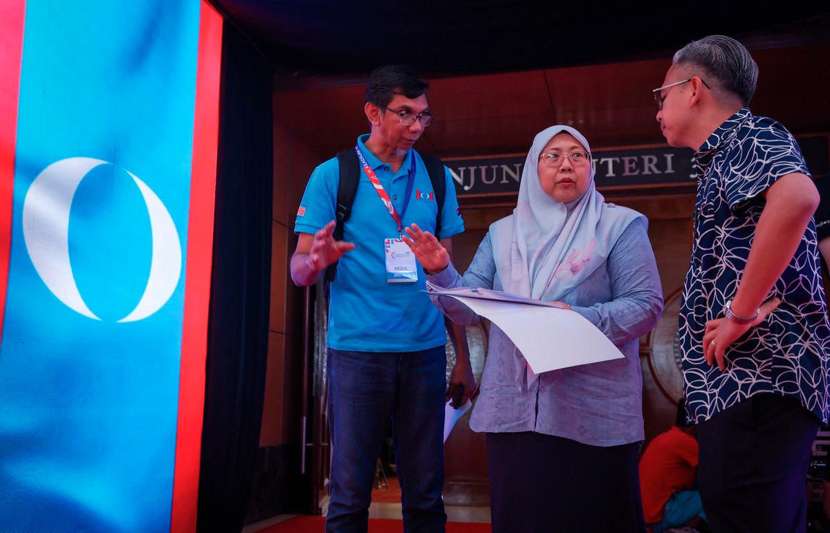 Parti Keadilan Rakyat (PKR) Secretary-General Dr Fuziah Salleh (center) and PKR Information Chief Datuk Fahmi Fadzil (right) were present to inspect preparations for the Parti Keadilan Rakyat (PKR) National Congress at the Persada Johor International Convention Centre today. -BERNAMApix