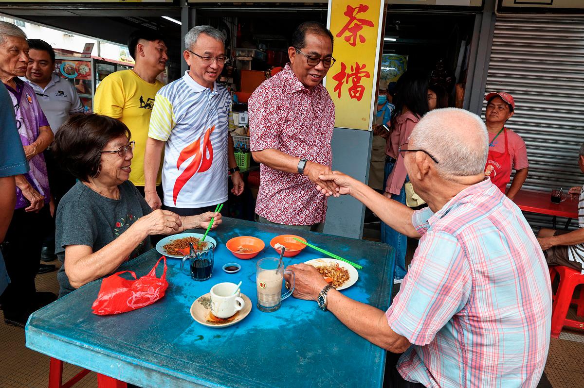 Menteri Pertahanan, Datuk Seri Mohamed Khaled Nordin (dua, kanan) menyantuni penduduk setempat pada Majlis Ramah Mesra Bersama Masyarakat Cina Kota Tinggi di Medan Selera Muafakat hari ini. - Bernama