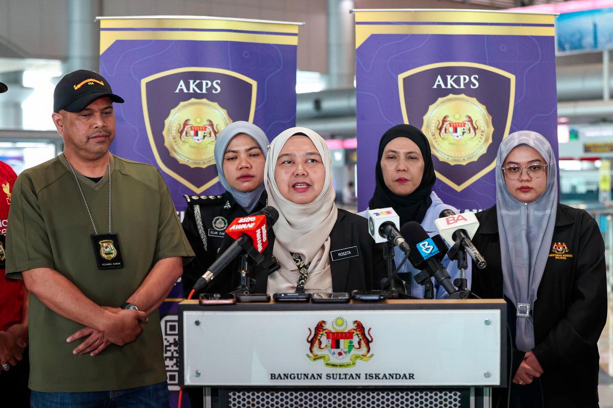 Komander Agensi Kawalan dan Perlindungan Sempadan Malaysia (AKPS) KompleksKastam, Imigresen dan Kuarantin (CIQ) Bangunan Sultan Iskandar (BSI), Johor, Roszita Dim (tengah) bercakap pada sidang media berhubung penahanan dua pegawai penguatkuasa yang disyaki melakukan salah laku ‘Flying Passport’ di CIQ BSI hari ini. - fotoBERNAMA