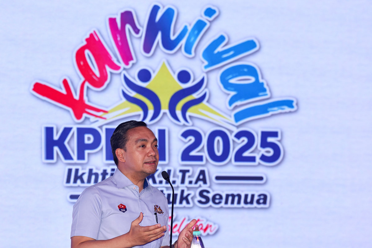 Johor Menteri Besar Datuk Onn Hafiz Ghazi delivered a speech at the Opening Ceremony of the 2025 Domestic Trade and Cost of Living Ministry (KPDN) Roadshow Carnival and the Buy Malaysian Goods Campaign for the Southern Zone at the Puteri Harbour Convention Centre (PHCC) today. - BERNAMA