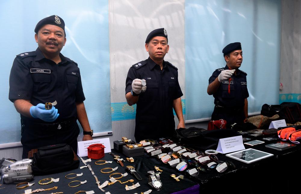 Kulai district police chief Supt Tok Beng Yeow (C) displays the seized materials during a press conference at the Kulai district police headquarters today. - Bernama