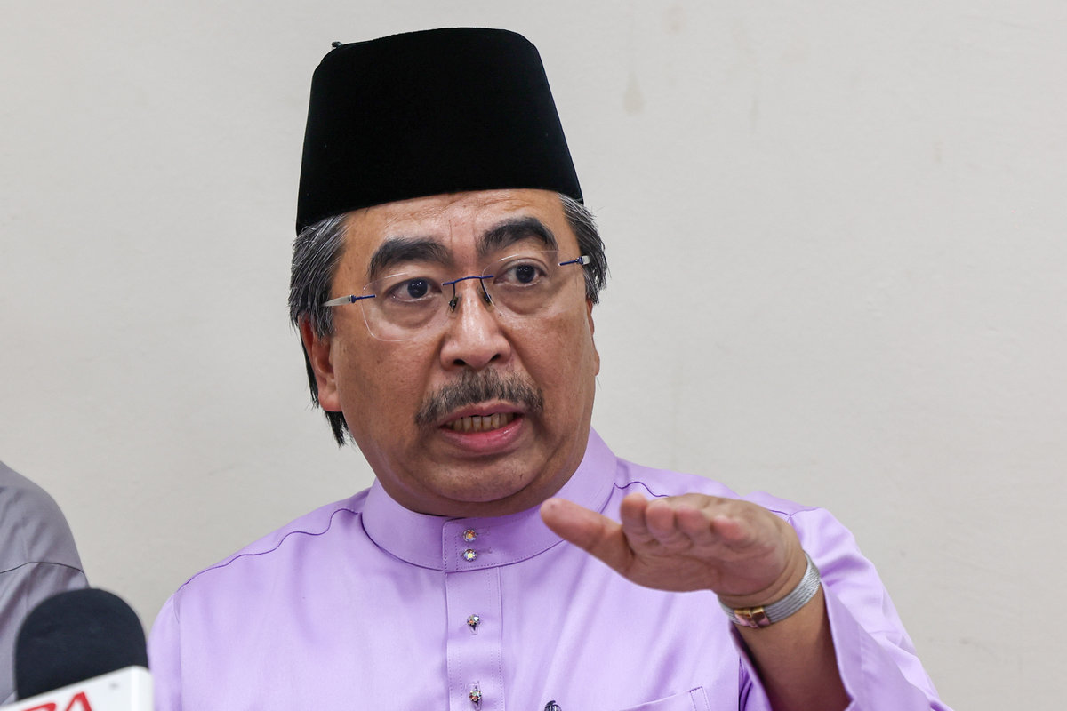 UMNO Vice-President and Minister of Plantation and Commodities, Datuk Seri Johari Abdul Ghani, speaks to reporters after attending the UMNO Pasir Gudang Division Delegates’ Meeting at Dewan Muafakat Taman Mawar, Pasir Gudang, today. – BERNAMA
