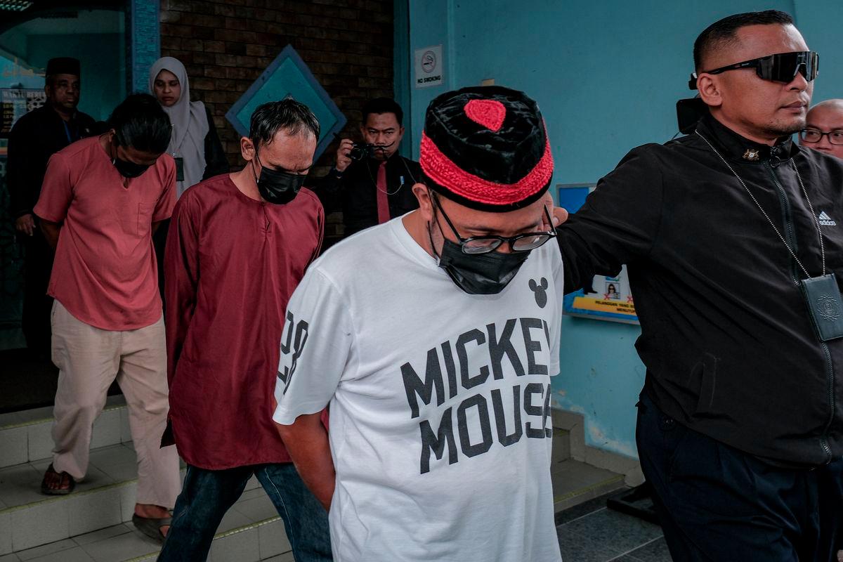 Tiga lelaki (dari, kiri) Anuar Bandi, 40, Azman Mohamed Seh, 45, dan Muhammad Suhail Suttrysono, 35, dijatuhi hukuman penjara sebulan dan denda RM2,000 oleh Mahkamah Syariah di sini hari ini selepas mengaku terbabit dalam upacara pemujaan dikaitkan dengan video tular Show Puja Jin Batu Pahat menggunakan tarian kuda kepang di Parit Raja di sini, Ogos lepas. - fotoBERNAMA