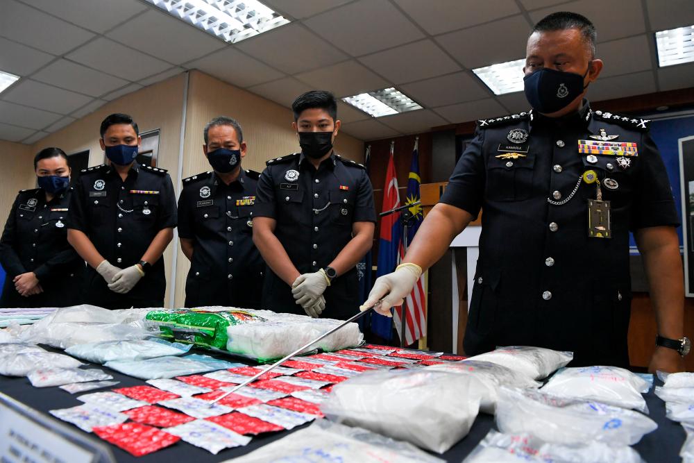 JOHOR BAHRU, 11 Ogos -- Ketua Polis Johor Datuk Kamarul Zaman Mamat (kanan) menunjukkan dadah yang dirampas dalam tiga serbuan yang bernilai RM1.1 juta pada 9 Ogos lalu di sekitar Johor Bahru, Iskandar Puteri dan Pekan Nenas, ketika mengadakan sidang media di Ibu Pejabat Polis Kontinjen Johor hari ini. fotoBERNAMA