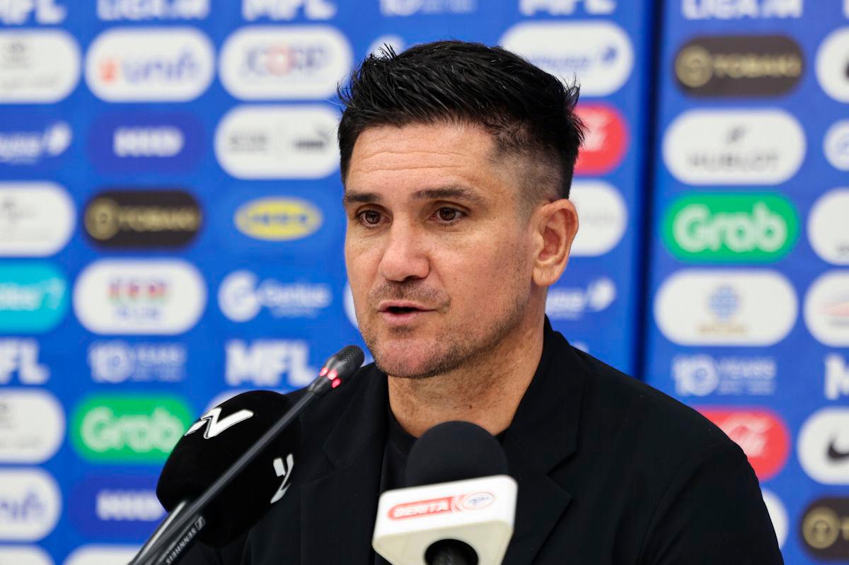 Ketua Jurulatih JDT Munoz Llompart Francisco Javier ketika sidang media selepas tamat perlawanan Liga Super Malaysia 25/26 antara Johor Darul Ta’zim (JDT) dengan Penang FC di Stadium Sultan Ibrahim semalam. Keputusan penuh JDT 6 - 0 Penang FC -fotoBERNAMA