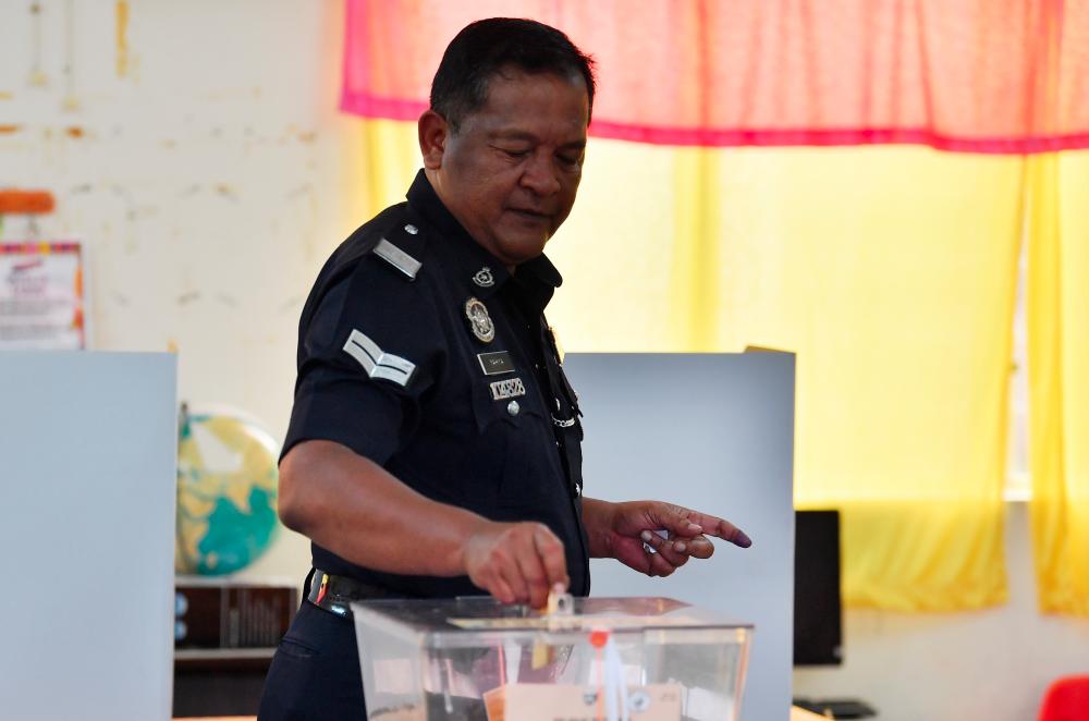 A police officer casting his vote during the early voting for Tanjung Piai by-election in Bangunan Persatuan Keluarga Polis (Perkep), Pontian police headquarters (IPD) on Nov 12. — Bernama