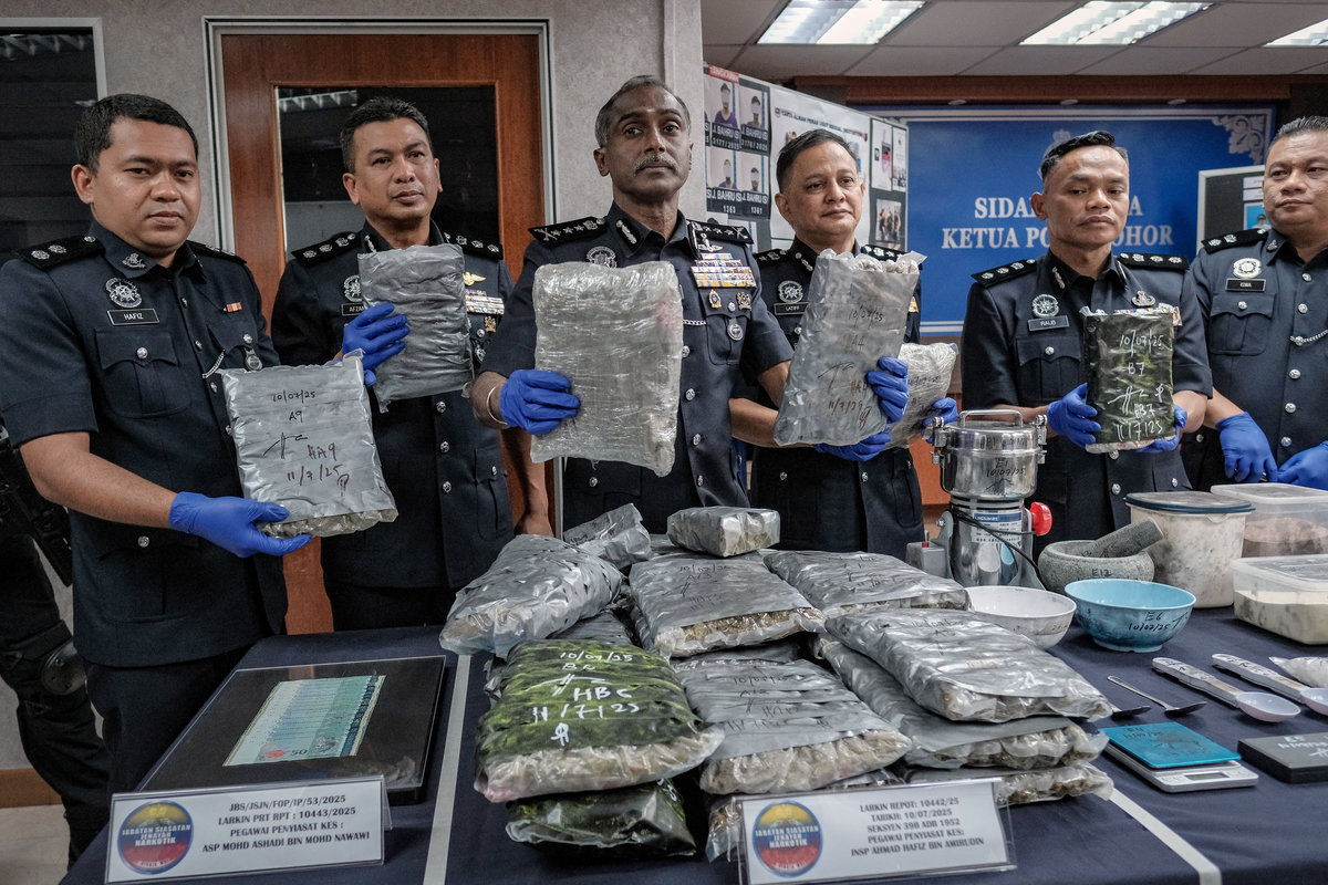 Johor Police Chief Datuk M. Kumar (third from left) shows the seized marijuana during a press conference on the success of drug seizures and the crackdown on criminal activities through Operation Bugil at the Johor Police Contingent Headquarters (IPK) today. - BERNAMA