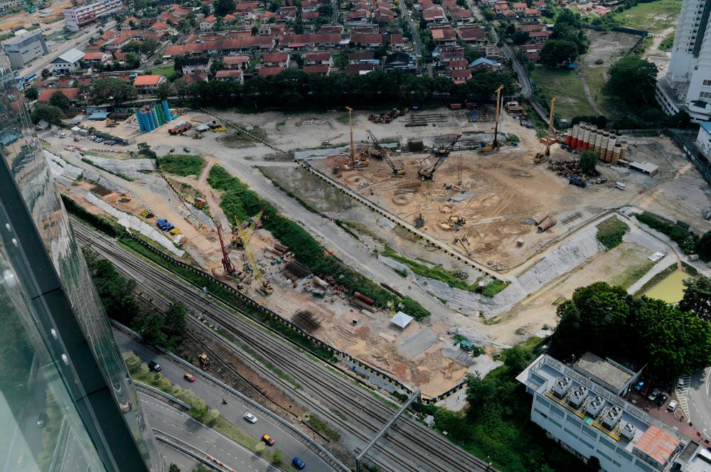 JOHOR BAHRU, 18 Mei -- Projek Sistem Transit Rapid (RTS) Link Johor Bahru-Singapura yang sedang rancak pembinaanya dapat dilihat jelas pemandangannya dari Skyscape yang terletak ditingkat 34 Menara Jland ketika tinjauan hari ini. fotoBERNAMA