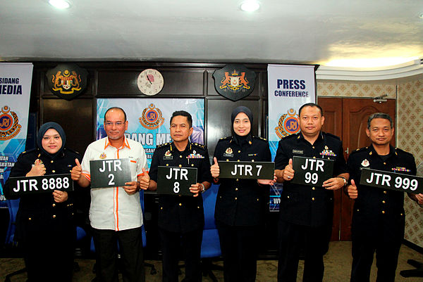 Johor JPJ director Razali Wagiman (3rd from L) with JPJ vehicle licensing division director Datuk Mohd Rusdi Mohd Darus (2nd from L) and other JPJ officials display examples of JTR licence plates at a press conference at the Johor JPJ headquarters. — Bernama