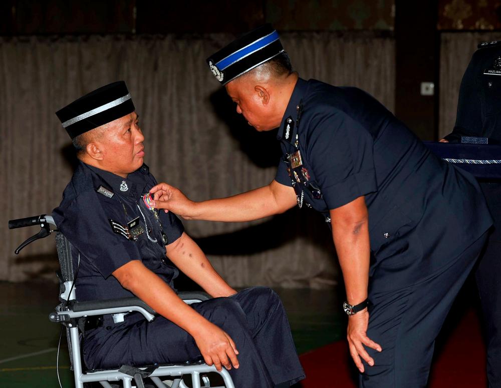 Ketua Polis Johor Datuk Kamarul Zaman Mamat menyematkan pingat kepada Sarjan Abd Majid Samsudin pada Istiadat Penganugerahan Pingat Jasa Pahlawan Negara Kontinjen Johor di Ibu Pejabat Polis Kontinjen Johor hari ini/BERNAMApix
