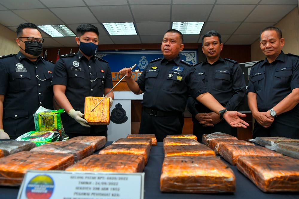 JOHOR BAHRU, 26 Sept -- Johor Police Chief Datuk Kamarul Zaman Mamat (centre) shows the drugs seized following the arrest of five individuals including a couple at a press conference at the Johor Police Contingent Headquarters today. BERNAMAPIX