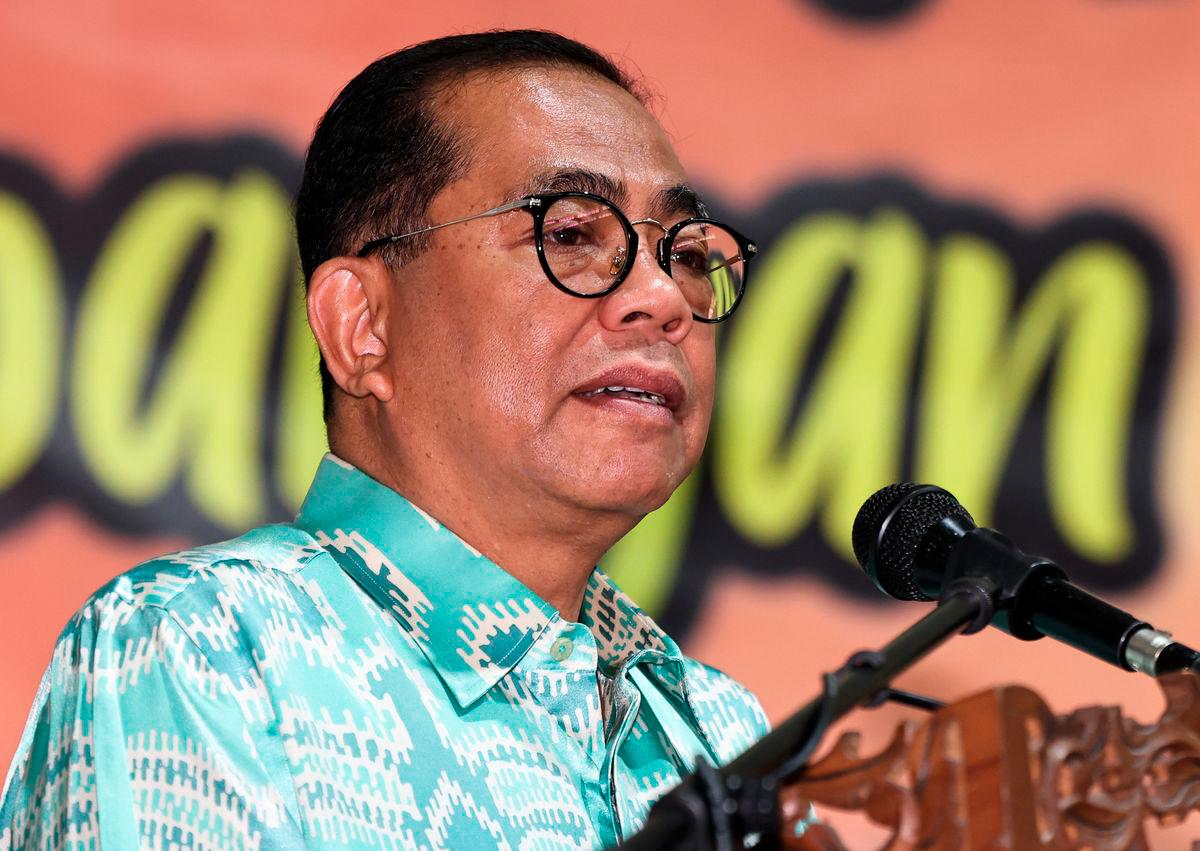 Menteri Pertahanan merangkap Ketua UMNO Bahagian Pasir Gudang, Datuk Seri Mohamed Khaled Nordin berucap pada Program Penyampaian Sumbangan Zakat Wakalah BHPetrol di Dewan Muafakat Taman Air Biru hari ini. - BERNAMA