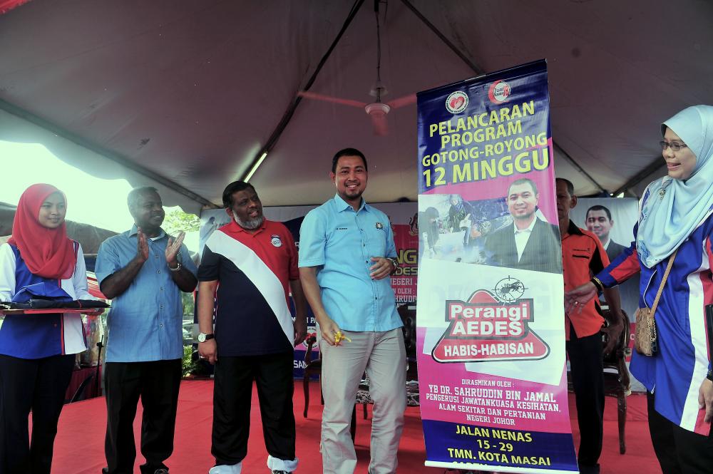 Johor Health, Environment and Agriculture Committee chairman Dr Sahruddin Jamal (4L) officiates the Mega Fighting Aedes Gotong-Royong Council in Taman Kota Masai, Pasir Gudang, on March 9, 2019. — Bernama