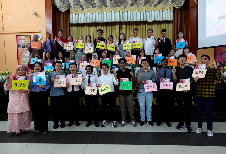 Pelajar Sekolah Menengah Kebangsaan (SMK) Sultan Ismail yang memperolehi Purata Nilai Gred Keseluruhan (PNGK) dari 2.50 - 4.00 pada Sijil Tinggi Persekolahan Malaysia (STPM) 2023 meraikan kejayaan mereka di sekolah itu, hari ini - fotoBERNAMA