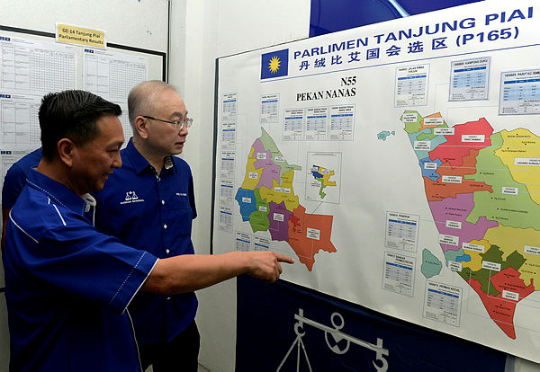 File pix of MCA party president Datuk Seri Dr Wee Ka Siong (right) and MCA candidate for the Tanjung Piai by-election Datuk Seri Wee Jeck Seng (left) looking at the parliamentary map of the Tanjung Piai district — Bernama