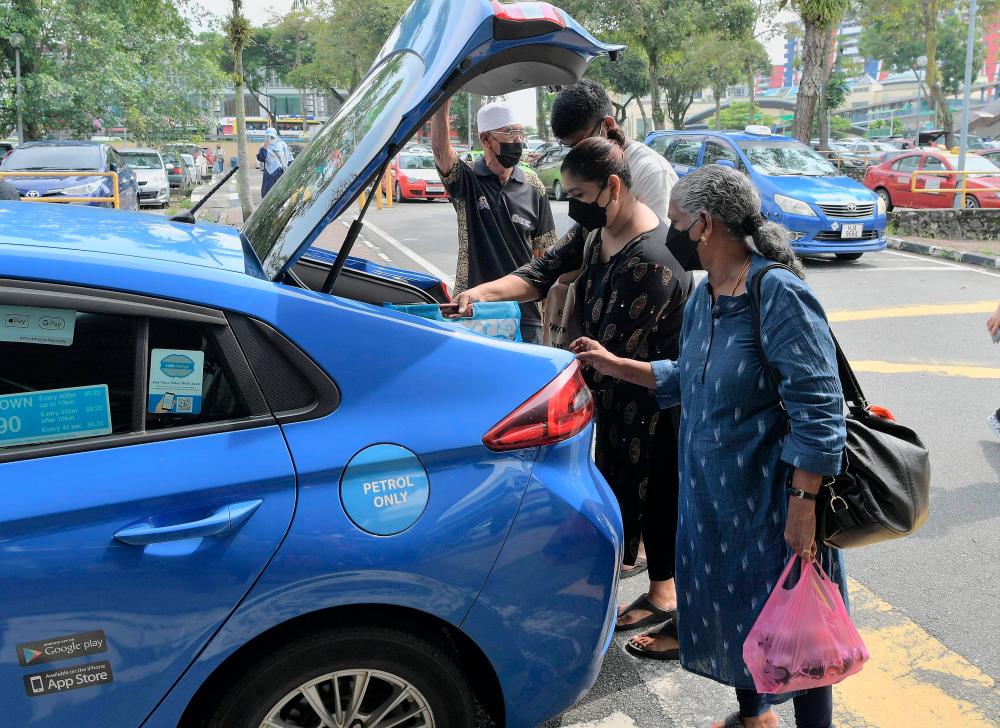 Orang ramai mengambil peluang mengguna perkhidmatan teksi untuk ke Singapura dari Johor Baharu apabila Terminal Teksi Johor Bahru-Singapura Larkin Sentral memulakan operasinya hari ini selepas dua tahun ditutup akibat pendemik Covid-19. —fotoBERNAMA