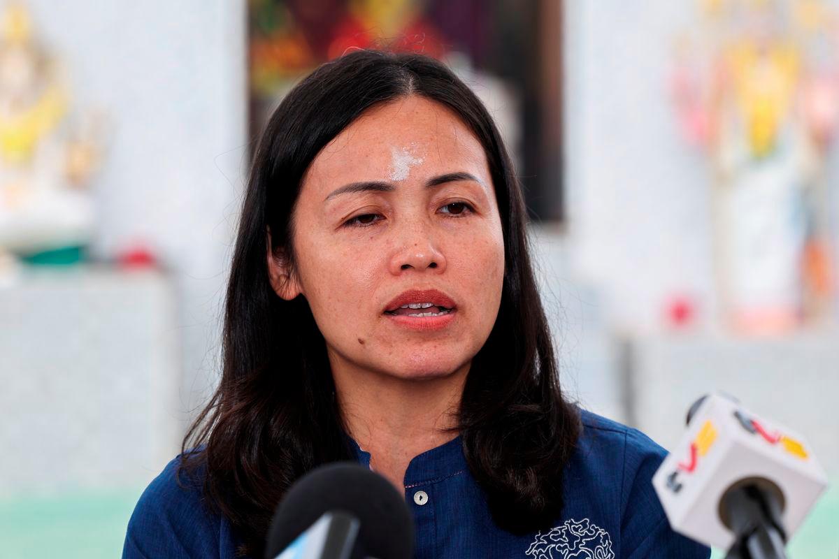 The Deputy Minister of Communications, Teo Nie Ching, spoke at a press conference after attending the Handing‑Over Ceremony of Donations for the Sri Nagakanni Temple, Bandar Putra, at the Sri Nagakanni Temple today. - BERNAMA
