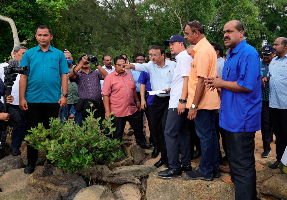 JOHOR BAHRU, Nov 16 -- Johor Menteri Besar Datuk Onn Hafiz Ghazi when inspecting the area for a special site to conduct the funeral ceremony of the Indian community around Masai and Pasir Gudang at a ceremony held in Tanjung Langsat today. BERNAMAPIX