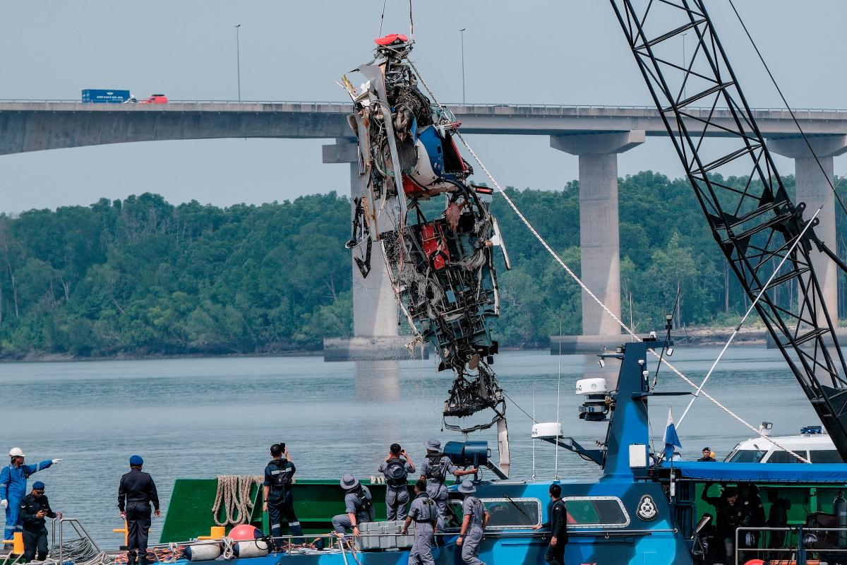 Bangkai helikopter Polis Diraja Malaysia (PDRM) yang terlibat dalam kemalangan Khamis lepas berjaya dinaikkan dengan kerjasama pelbagai agensi di Sungai Pulai, berhampiran Jeti Maritim Malaysia Negeri Johor (APMM) di sini, hari ini- BERNAMA