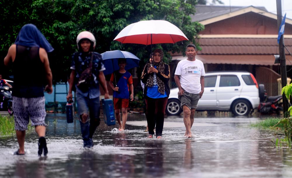 People in Kampung Parit Pasir Baru in the Pontian Peninsula area experience flash floods at noon today. - Bernama