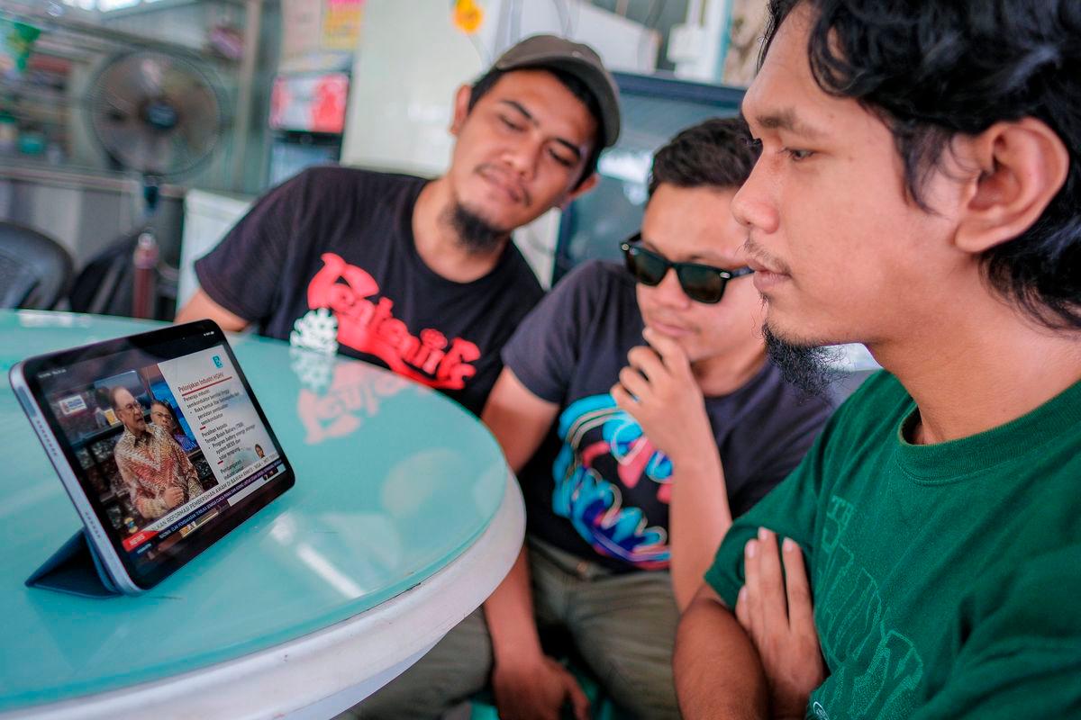 Golongan belia, Muhammad Ridhwan Abdul Fattah, 21, (kanan) bersama rakannya menyaksikan secara dalam talian pembentangan Rancangan Malaysia Ke-13 (RMK-13) oleh Perdana Menteri Datuk Seri Anwar Ibrahim, di Pekan Nanas, di sini, hari ini - BERNAMA