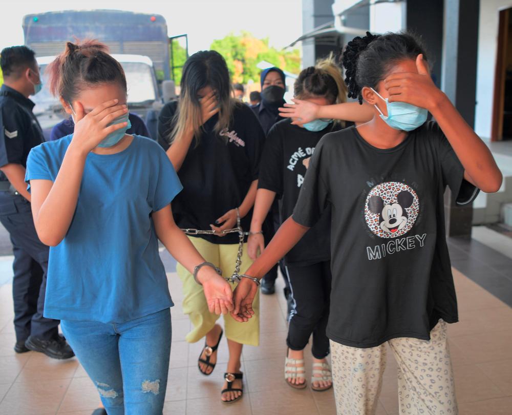 BATU PAHAT, 1 August -- Nine individuals, including a teenage girl, were charged in the Magistrate’s Court, here, today on charges of offering non-existent loans, last July. BERNAMAPIX