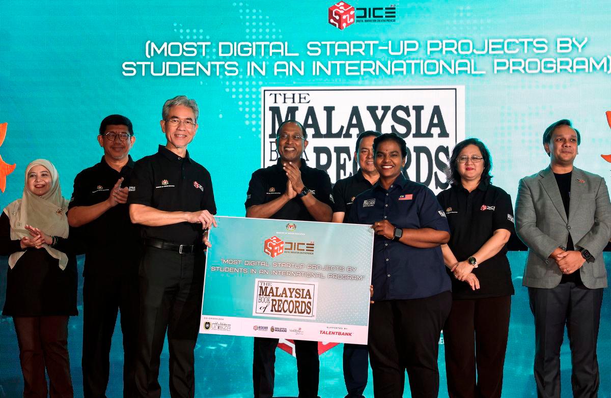 Higher Education Minister Datuk Seri Dr Zambry Abdul Kadir (centre) witnesses the presentation of the Malaysia Book of Records (MBOR) certificate, represented by MBOR Official Officer V. Menaga (third from right), to the Secretary-General of the Ministry of Higher Education (MoHE), Datuk Dr Anesee Ibrahim (third from left), during the closing ceremony of ‘Digital Innovation Creativepreneur 3.0’ at the Persada International Convention Centre yesterday. Also present were UniSZA Vice-Chancellor Prof. Datuk Dr Fadzli Adam (fourth from right) and MDEC Chief Executive Officer Anuar Fariz Fadzil (right). – BERNAMA