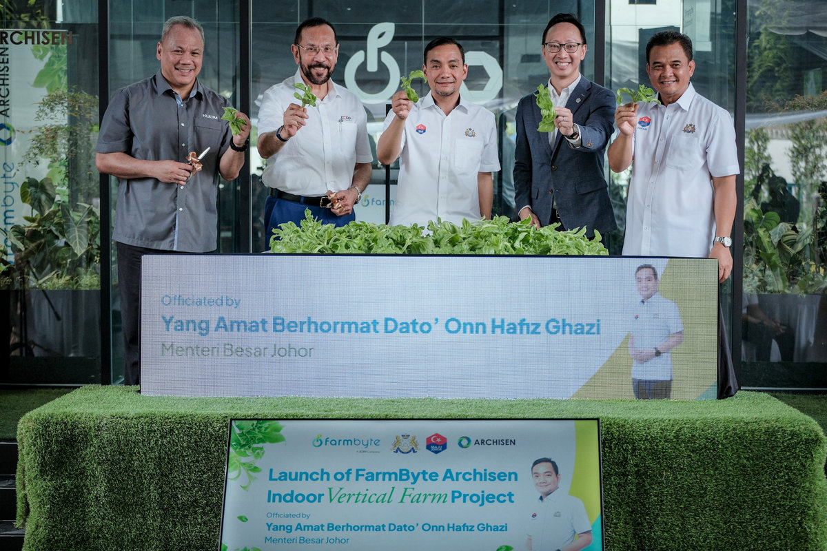 Menteri Besar Johor, Datuk Onn Hafiz Ghazi menunjukkan sayur tanaman sejuk yang dituainya bersama Pengerusi Jawatankuasa Pertanian, Industri Asas Tani dan Pembangunan Luar Bandar Negeri, Datuk Zahari Sarip (kanan), Pengarah FarmByte, Vincent Wei (dua dari kanan), dan yang lain semasa pelancaran Projek Ladang Tertutup Vertikal FarmByte Archisen di Taman Perindustrian Nusajaya 2, di sini, hari ini. - BERNAMA