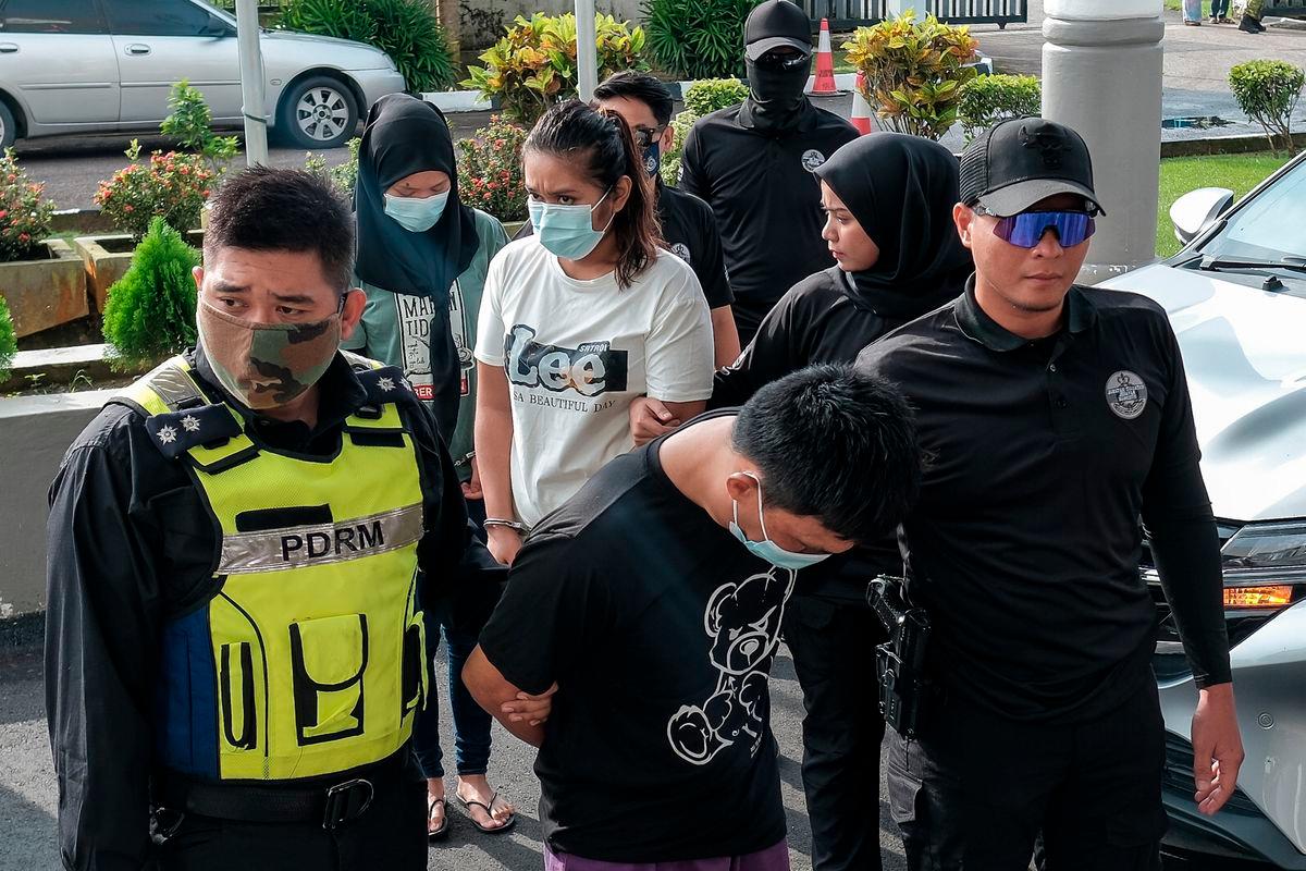 Sepasang suami isteri bersama seorang kenalan wanita didakwa di Mahkamah Sesyen di sini hari ini, atas pertuduhan mengedar dadah minggu lepas-fotoBERNAMA