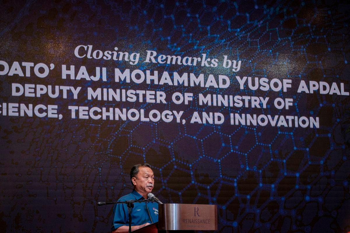 Deputy Minister of Science, Technology and Innovation Datuk Mohammad Yusof Apdal speaks at the closing ceremony of the 12th Annual Meeting of the ASEAN Network of Regulatory Bodies on Atomic Energy (ASEANTOM) here today. – BERNAMA
