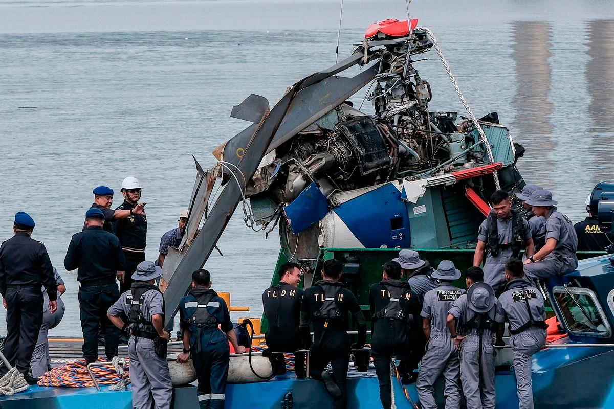 Bangkai helikopter Polis Diraja Malaysia (PDRM) yang terlibat dalam kemalangan Khamis lepas berjaya dinaikkan dengan kerjasama pelbagai agensi di Sungai Pulai, berhampiran Jeti Maritim Malaysia Negeri Johor (APMM) - BERNAMA