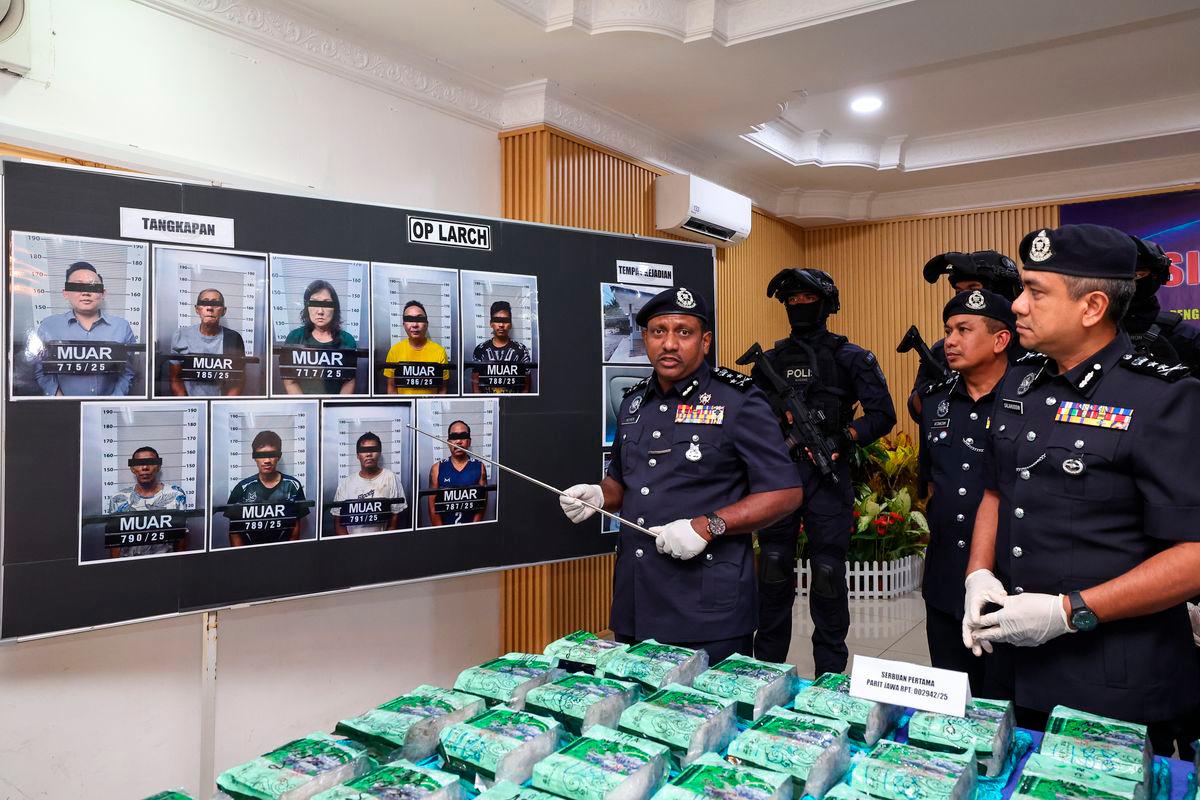 Pengarah Jabatan Siasatan Jenayah Narkotik Bukit Aman, Datuk Hussein Omar Khan (kiri) menunjukkan gambar suspek yang ditahan berhubung sindiket pengedaran dadah antarabangsa berjaya ditumpaskan dalam empat siri serbuan serentak di Johor dan Lembah Klang pada 21 Julai lepas, dengan rampasan dadah bernilai lebih RM2 juta, Ibu Pejabat Polis Daerah Muar hari ini - BERNAMA