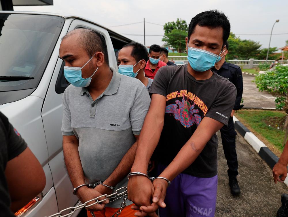 KULAI, April 17 -- Indonesians Riki Rinaldi, 40, (right) and Haji Samirudin, 36, (left) were sentenced to eight months in prison by the Magistrate’s Court today after pleading guilty to the charge of escaping from the custody of the authorities, last Tuesday. BERNAMAPIX