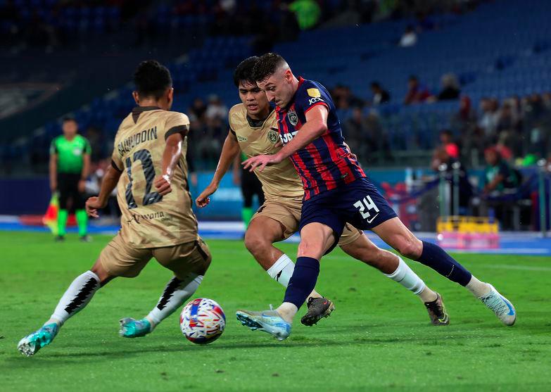 Pemain JDT Oscar Pasero Arribas mengawal bola ketika dikawal rapat dua pemain Sri Pahang FC Muhamad Baqiudin Shamsuddin dan Hsanul Zaim Zafri pada perlawanan Liga Super di Stadium Sultan Ibrahim pada hari Selasa (Dis 17) . - fotoBERNAMA