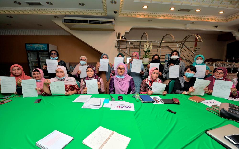 A total of 50 women leaders of Johor PKR, led by its Wanita vice-chief Nor Ashidah Ibrahim, today announced their exit from the party. - Bernama