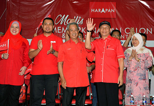 PPBM president Tan Sri Muhyiddin Yassin introduces Tanjung Piai Bersatu division head Karmaine Sardini (2nd from R) as the candidate for the Tanjung Piai by-election on Nov 16, during the launch of the PH by-election machinery in Pontian today. — Bernama