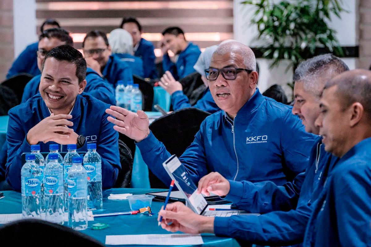 Digital Forensics Working Group (KKFD) chairman Wan Zulkifli Wan Jusoh (centre) attends the KKFD meeting in Desaru today. - BERNAMA