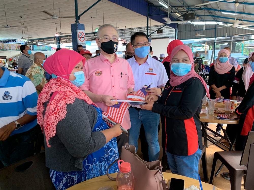 Transport Minister Datuk Seri Dr Wee Ka Siong (2nd from L) attends a high-tea with Ayer Hitam parliamentary constituency voters today. - Bernama