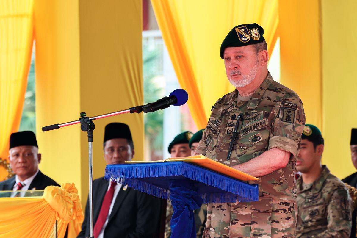 Yang di-Pertuan Agong yang juga Kolonel Komandan Gerup Gerak Khas (GGK), Sultan Ibrahim berkenan bertitah pada Perbarisan Hari Ulang Tahun Rejimen Gerak Khas ke-60 di Padang Kawad Markas Gerup Gerak Khas, Kem Iskandar hari ini. - BERNAMA