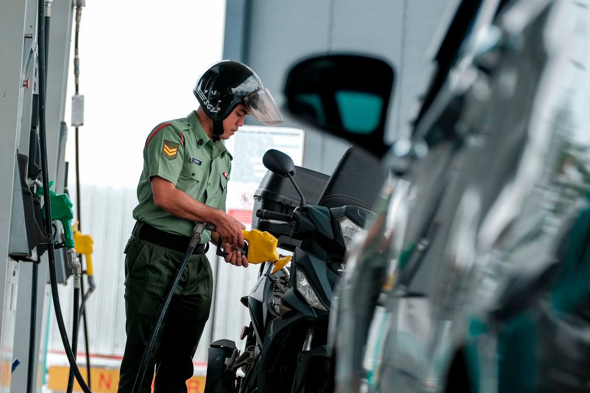 Anggota tentera Koperal Edward Isa Wilson mengisi minyak pada hari pelaksanaan inisiatif BUDI MADANI RON95 (BUDI95) bagi kumpulan pertama melibatkan warga Polis Diraja Malaysia (PDRM) dan Angkatan Tentera Malaysia (ATM) di salah sebuah stesen minyak di Senai hari ini -fotoBERNAMA