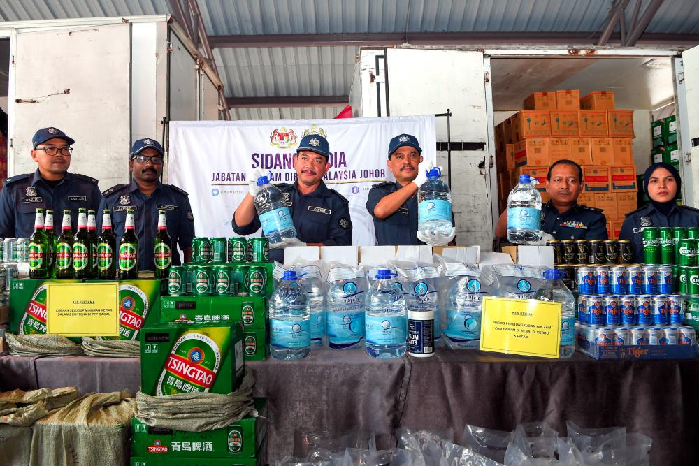 JOHOR BAHRU, 28 Ogos -- Johor customs director Sazali Mohamad (third to the right) is showing the contraband items confiscated worth over RM 3 million during a press conference at Johor Customs Tower today. - BERNAMAPIX