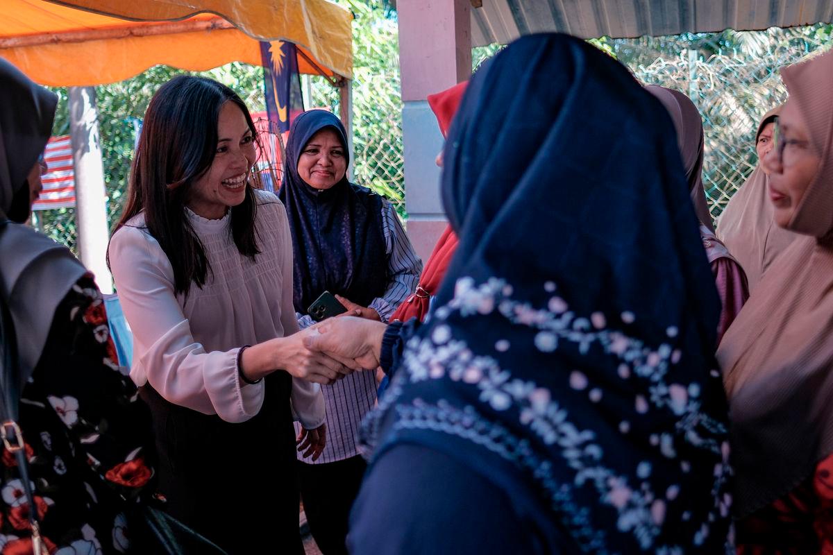 Timbalan Menteri Komunikasi Teo Nie Ching (dua, kiri) bersalaman dengan penduduk Kampung Sungai Sayong 1 ketika hadir untuk menyampaikan bantuan kepada pengurusan Surau Nurul Haq, Kampung Sungai Sayong 1, hari ini, susulan insiden van jenazah milik surau itu yang dicuri dan remuk teruk akibat kemalangan Khamis lepas -fotoBERNAMA
