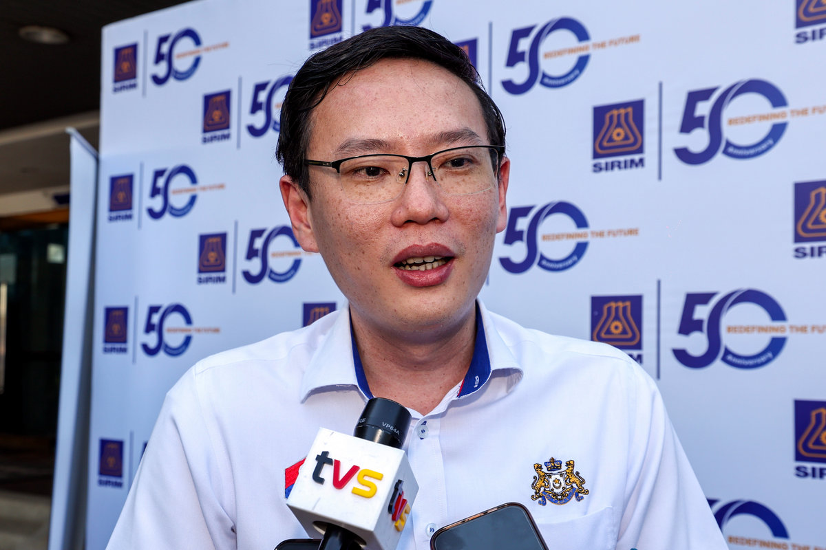 Pengerusi Jawatankuasa Pelaburan, Perdagangan, Hal Ehwal Pengguna dan Sumber Manusia negeri Lee Ting Han bercakap kepada pemberita selepas hadir Majlis SIRIM Silaturasa 2025, di SIRIM Johor hari ini. - BERNAMA