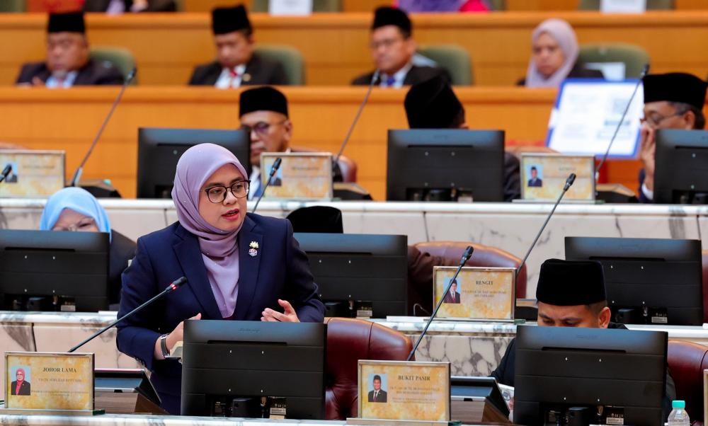 Pengerusi Jawatankuasa Pendidikan, Penerangan dan Komunikasi Johor, Norlizah Noh, ketika menjawab soalan lisan pada Mesyuarat Keempat (Belanjawan 2024) bagi Penggal Persidangan Kedua Dewan Undangan Negeri Johor ke-15 di Bangunan Sultan Ismail, Kota Iskandar pada Nov 26 2023. - fotoBERNAMA