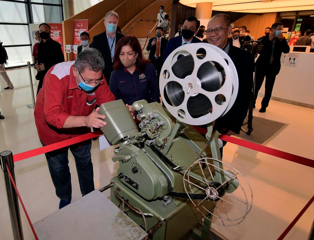 Minister of Communications and Multimedia Datuk Saifuddin Abdullah (L) and secretary general of the Ministry of Communications and Multimedia Datuk Suriani Ahmad inspect old equipment used to edit films by Finas today. - Bernama