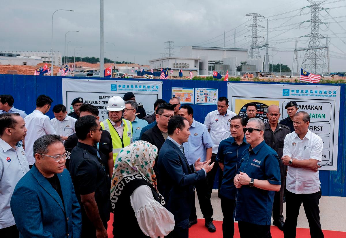 Timbalan Perdana Menteri Datuk Seri Fadillah Yusof (tiga, kanan) diiringi Menteri Besar Johor Datuk Onn Hafiz Ghazi (empat, kanan) mendengar penerengan daripada Presiden Bridge Data Centres Eric Fan (tengah) semasa mengadakan lawatan ke Loji Rawatan Semula Air (Water Reclamation Plant) di Desa Cemerlang, Ulu Tiram hari ini- BERNAMA