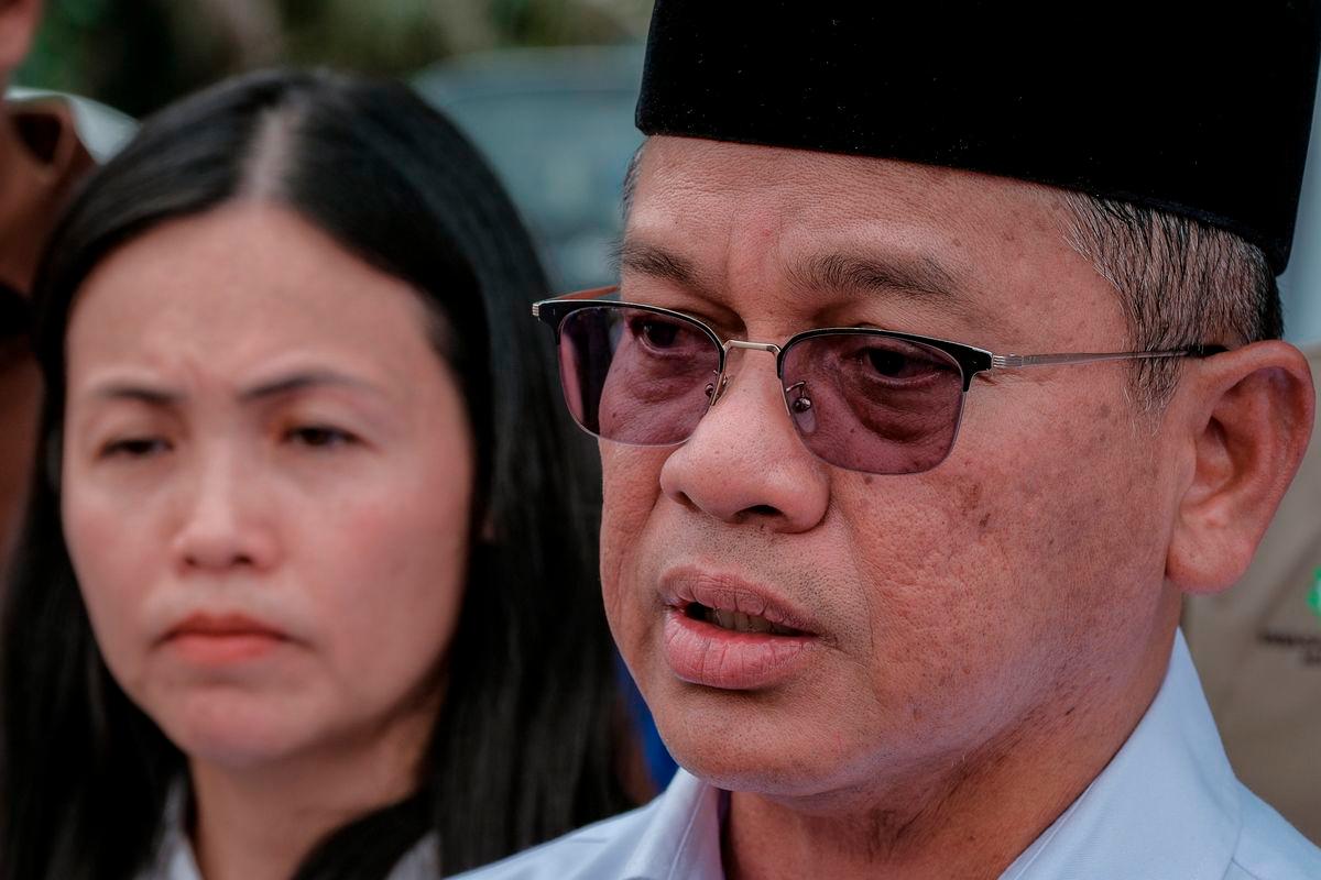 Menteri di Jabatan Perdana Menteri (Hal Ehwal Agama) Datuk Dr Mohd Na'im Mokhtar (kanan) diiringi Timbalan Menteri Komunikasi yang juga Ahli Parlimen Kulai Teo Nie Ching ketika ditemui pemberita selepas menyerahkan replika cek berjumlah RM170,000 kepada pengurusan Surau Nurul Haq, Kampung Sungai Sayong 1, hari ini. - BERNAMA