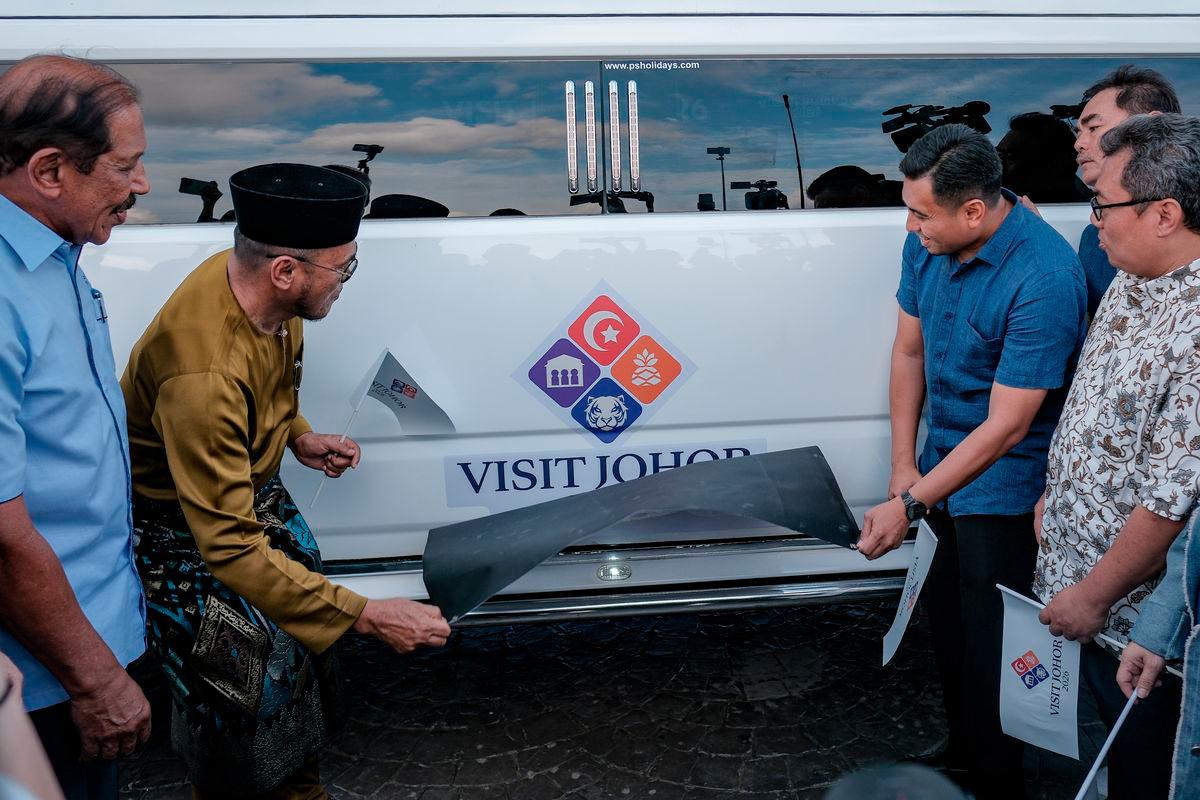 Pengarah Tourism Johor Mohammad Nazrul Abd Rahim (dua, kanan) bersama Ahli Dewan Undangan Negeri (ADUN) Kota Iskandar, Datuk Pandak Ahmad (dua, kiri) melakukan gimik Pelancaran Pelekat Promosi Tahun Melawat Johor 2026 (Visit Johor Year 2026) di pintu utama Stadium Sultan Ibrahim hari ini- BERNAMA
