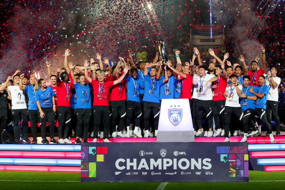 ISKANDAR PUTERI, 15 Okt -- JDT players celebrating their triumph for the 9th year after the match against Sabah FC at Sultan Ibrahim Stadium in Iskandar Puteri on Oct 15 2022 - BERNAMAPIX
